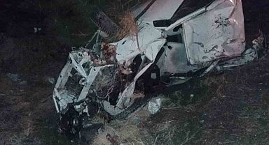 Şarampole yuvarlanan Tofaş hurdaya döndü, genç sürücü hayatını kaybetti