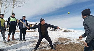 Saray usulü beyzbol: 'Topa şeko' oyunu