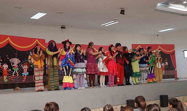 Sarıgöllü çocuklar 'Sevimli müzisyenler hiç kişilik orkestra' ile doyasıya eğlendi