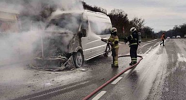 Servis minibüsü alev alev yandı