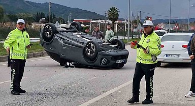 Seydikemer'deki kazada iki araç takla attı