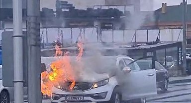 Seyir halindeki araç alevlere teslim oldu
