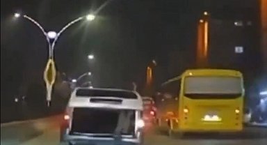 Seyir halindeki aracın bagajından düştü, ölümden kıl payı kurtuldu