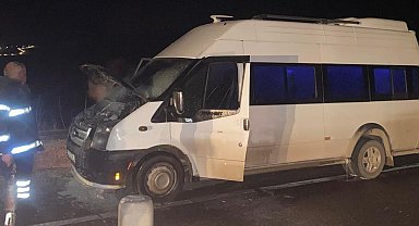 Seyir halindeki minibüs alev aldı