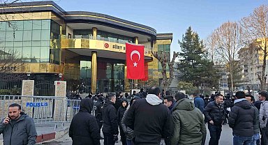 Siirt Belediyesi binasına kayyum kararı sonrası Türk bayrağı asıldı