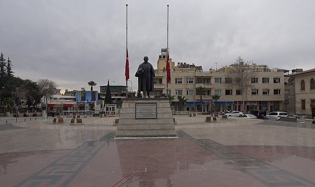 Sınırın sıfır noktasındaki Kilis'te bayraklar yarıya indirildi