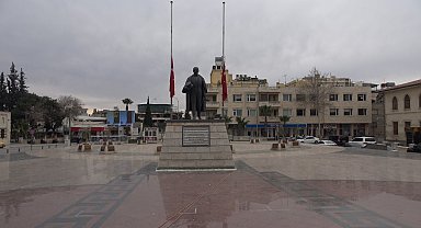 Sınırın sıfır noktasındaki Kilis'te bayraklar yarıya indirildi