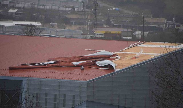 Sinop'ta fırtınada spor salonunun çatısı uçtu