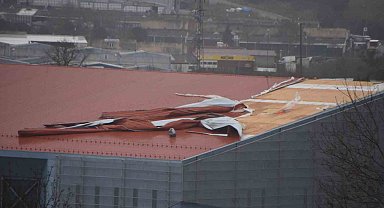 Sinop'ta fırtınada spor salonunun çatısı uçtu