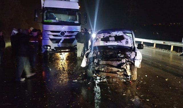 Sinop'ta hafif ticari araç ile tır çarpıştı: 2 ölü, 2 yaralı