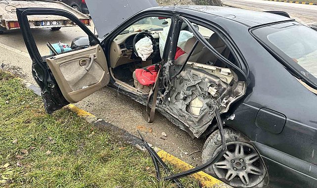 Sinyalizasyon direğine çarpan otomobildeki 2 kişi yaralandı