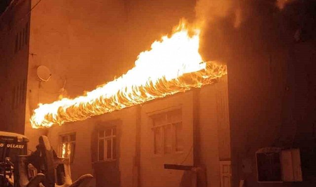 Sivas'ta gece çıkan yangında iki katlı ev kullanılamaz hale geldi