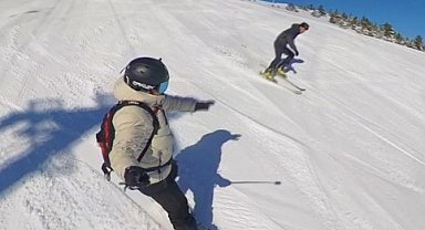 Snowboardcu ile kayakçı kozlarını Zigana Dağı'nda paylaştı