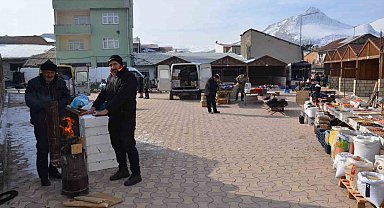 Soğuk hava pazar esnafını vurdu
