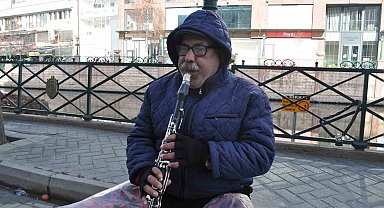 Soğuk, kar, yağmur demeden yıllardır sokakta sanatını icra ediyor