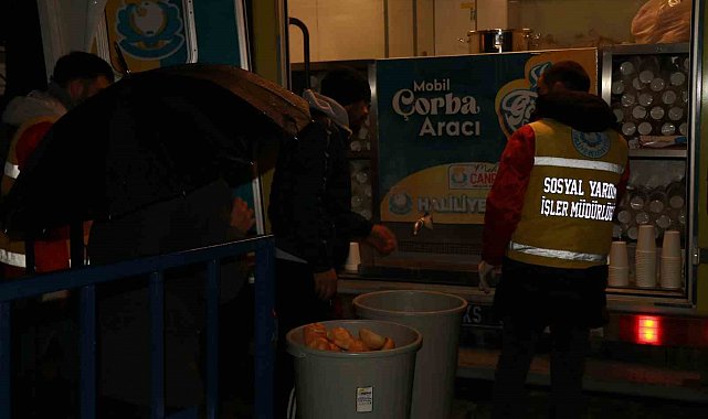 Soğuk kış sabahlarında sıcak çorba ikram ediliyor