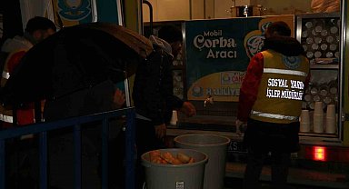 Soğuk kış sabahlarında sıcak çorba ikram ediliyor