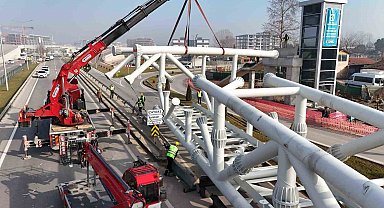 Solaklar Kavşağı'nda 120 tonluk dev montaj