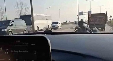 Sosyal medya için görüntü çekerken kazayı çekti