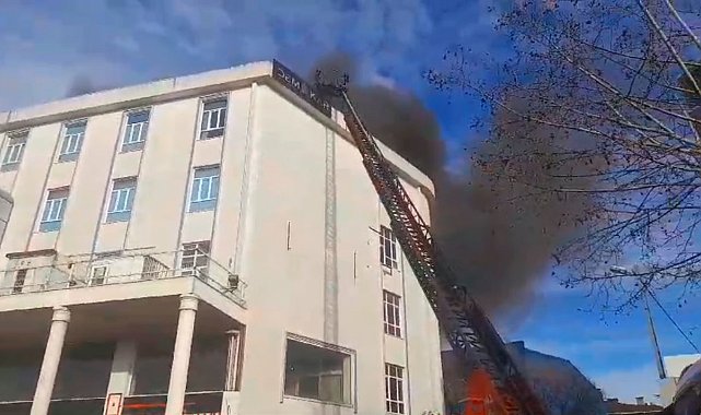 Sultanbeyli'de tekstil atölyesi alev alev yandı