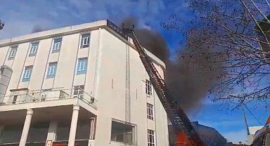 Sultanbeyli'de tekstil atölyesi alev alev yandı