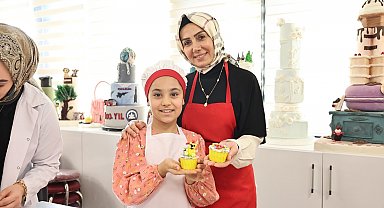 Sultangazi'de minik ellerden Neşeli Kekler Atölyesi