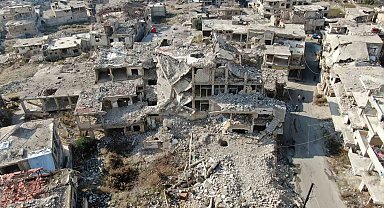 Suriye'de bombalanan binalar onarılıyor