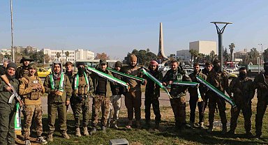 Suriyeli komutanlardan göçmenlere çağrı: "Memleketimiz yeniden bizim oldu, ülkemize dönün"