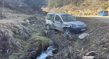 Sürücüsünün direksiyon hâkimiyetini kaybettiği araç şarampole uçtu