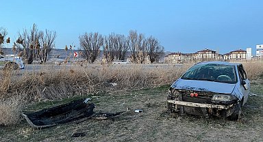 Takla atan otomobil araziye uçtu: 4 yaralı