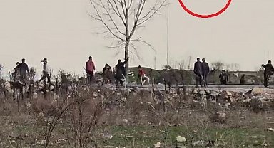 Taşlar, sopalar havada uçuştu..2 aile arasında çıkan kavga kamerada