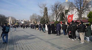 Tatili ve güzel havayı fırsat bilen yerli turistler Ayasofya Camii'ne akın etti