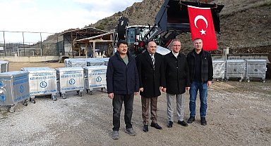 Tavşanlı ilçesine konteynerler ve yeni kepçe teslim edildi