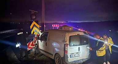 Tekirdağ'da araç bariyerlere çarptı: 2 yaralı