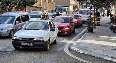 Tekirdağ'da dar sokaklarda trafik çilesi