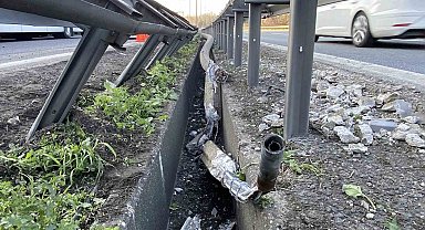 TEM'de tankerin çarptığı aydınlatma direği otomobilin üstüne devrildi