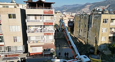 Temel kazısı esnasında 5 katlı binanın temeli zarar gördü