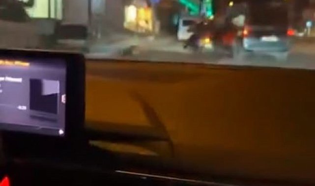 Ters yöne dönmeye çalışırken motorlu kuryeye çarptı, kaza anı kamerada