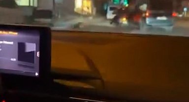 Ters yöne dönmeye çalışırken motorlu kuryeye çarptı, kaza anı kamerada