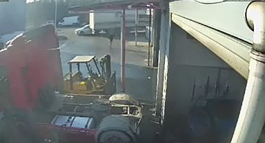 Tır, dorsesine takılı kalan otomobili metrelerce sürükledi