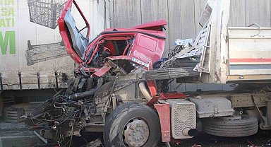 Tır kazasında ağır yaralanan şoför hayatını kaybetti