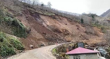 Trabzon'da heyelan anı kamerada