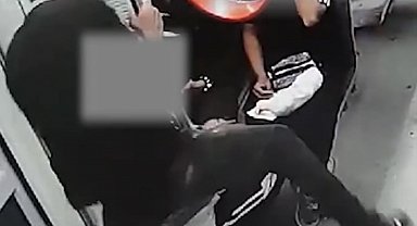 Tramvayın tutamaklarını kesip, camını kırdılar