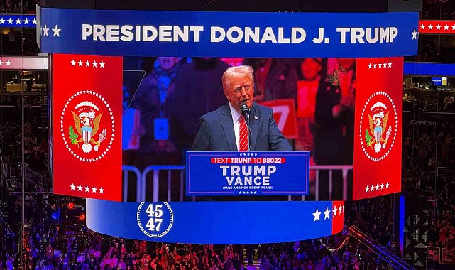 Trump'tan zafer mitinginde gövde gösterisi: "Amerika'yı yeniden harika yapacağız"