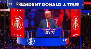 Trump'tan zafer mitinginde gövde gösterisi: "Amerika'yı yeniden harika yapacağız"