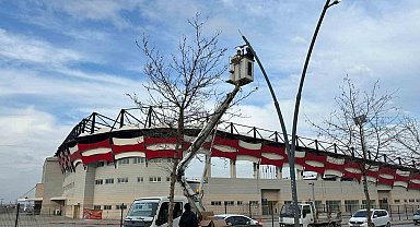 Turgutlu'nun caddeleri daha güzel bir görünüme kavuşuyor