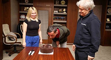 Türkiye'nin ilk yüz nakilli hastası Uğur Acar, 13'üncü yılını pasta keserek kutladı