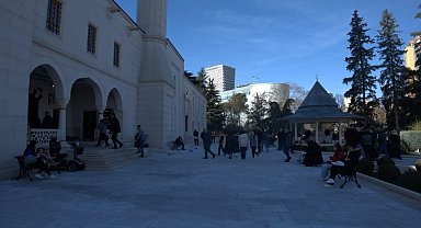 Türkiye'nin inşa ettiği Tiran Namazgah Camii'ne ziyaretçi akını