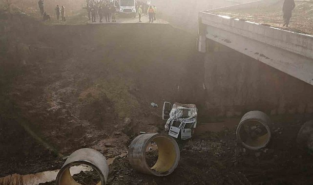Tuzla'da servis minibüsü dere yatağına uçtu: 2 ölü, 13 yaralı