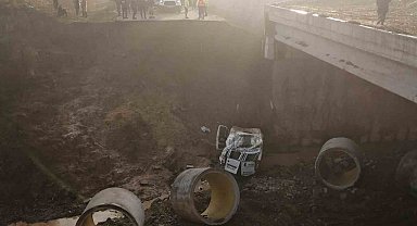 Tuzla'da servis minibüsü dere yatağına uçtu: 2 ölü, 13 yaralı